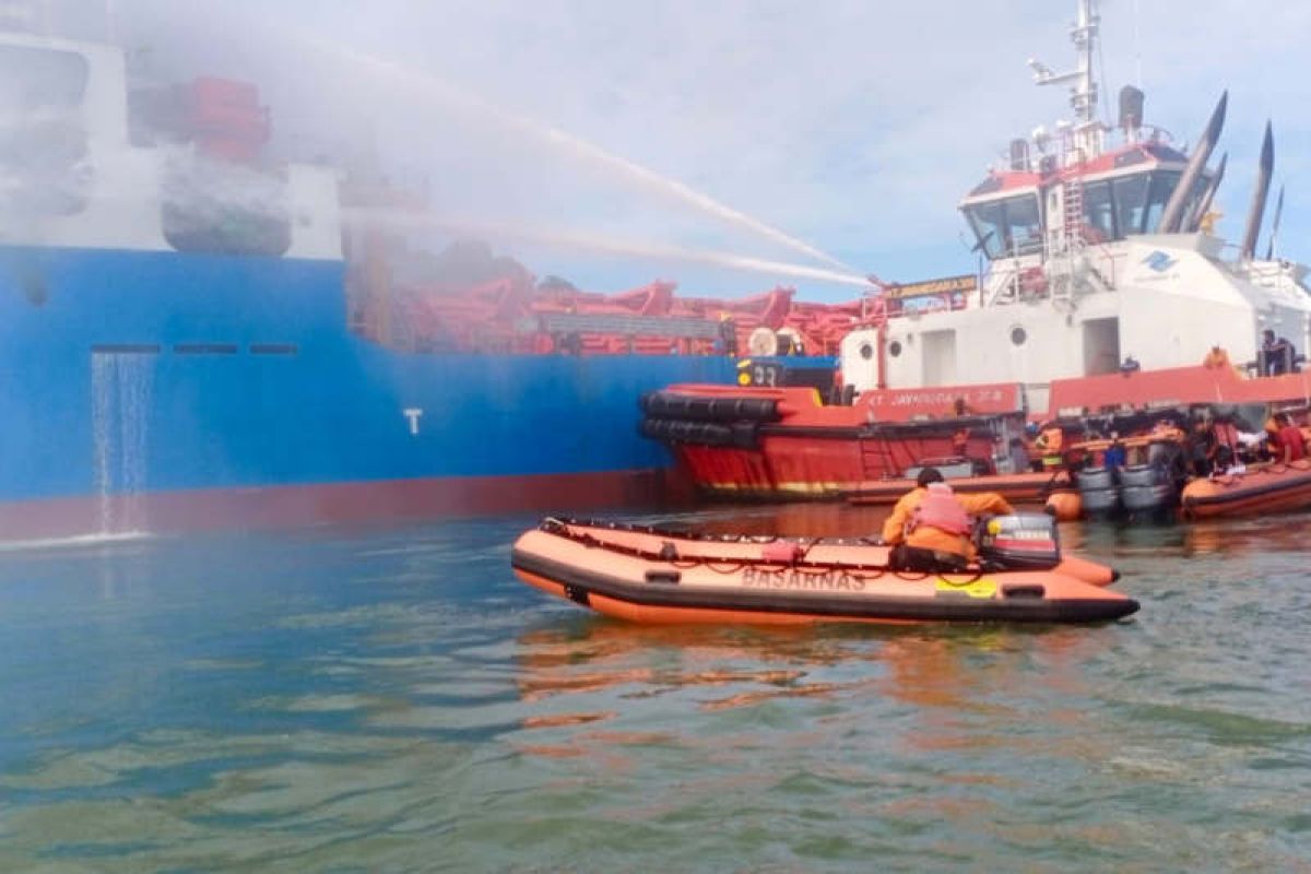 Polisi selidiki penyebab kebakaran kapal kargo di Cilacap