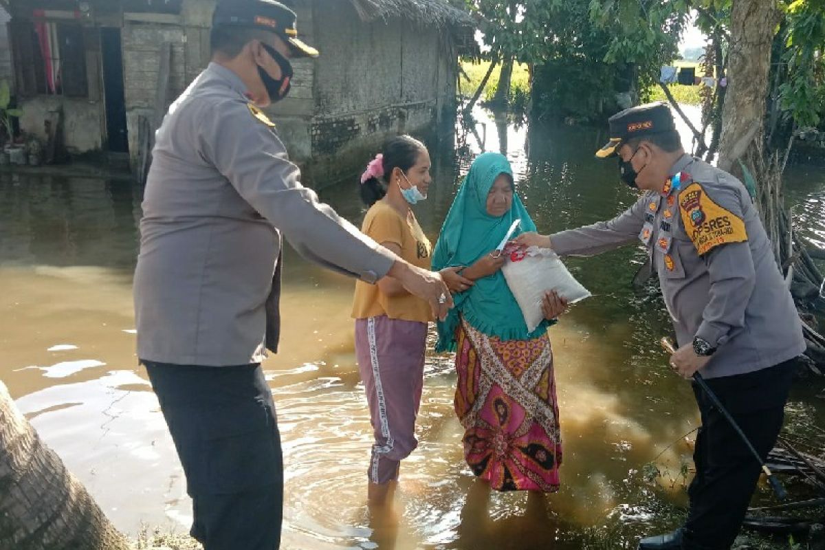 Kunjungi korban banjir, Kapolres Batubara: Jangan sampai ada warga kelaparan