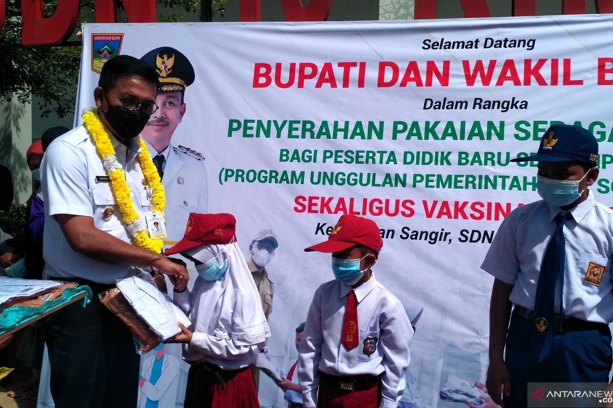 Bupati Solok Selatan bagikan seragam sekolah gratis kepada siswa baru SD dan SMP