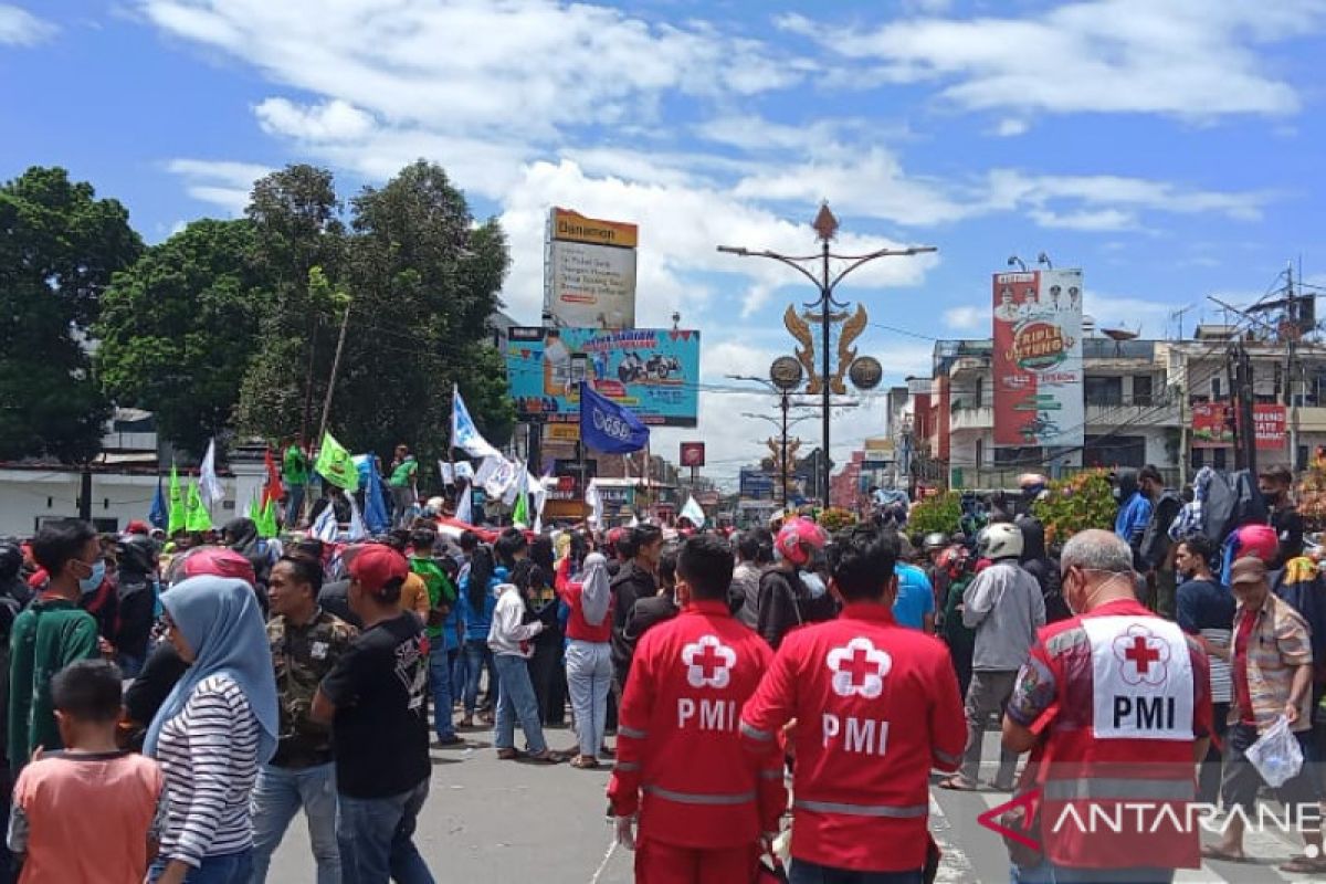 PMI bersiaga beri pertolongan pertama saat unjuk rasa buruh