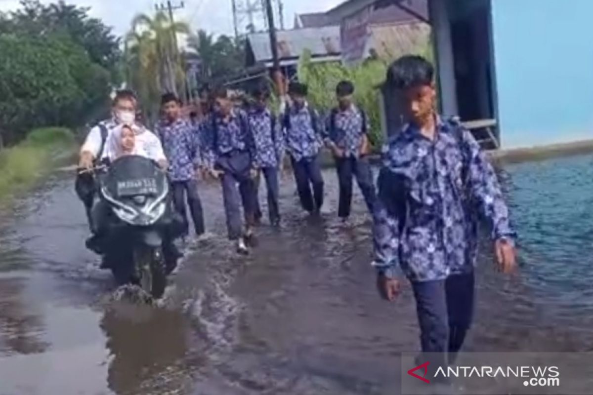 Ketinggian banjir kiriman di Tanjungbalai meningkat