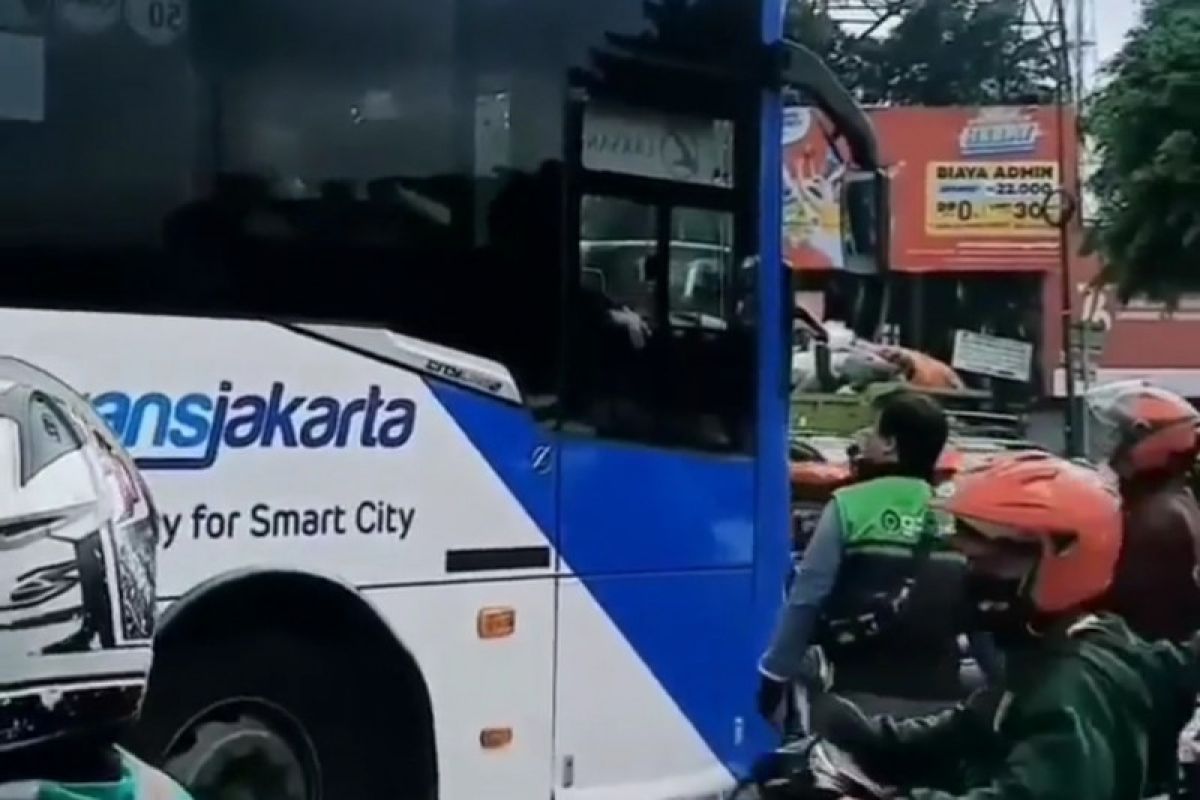 Astaga, Bus TransJakarta dirusak sejumlah pengendara motor di Kramat Jati