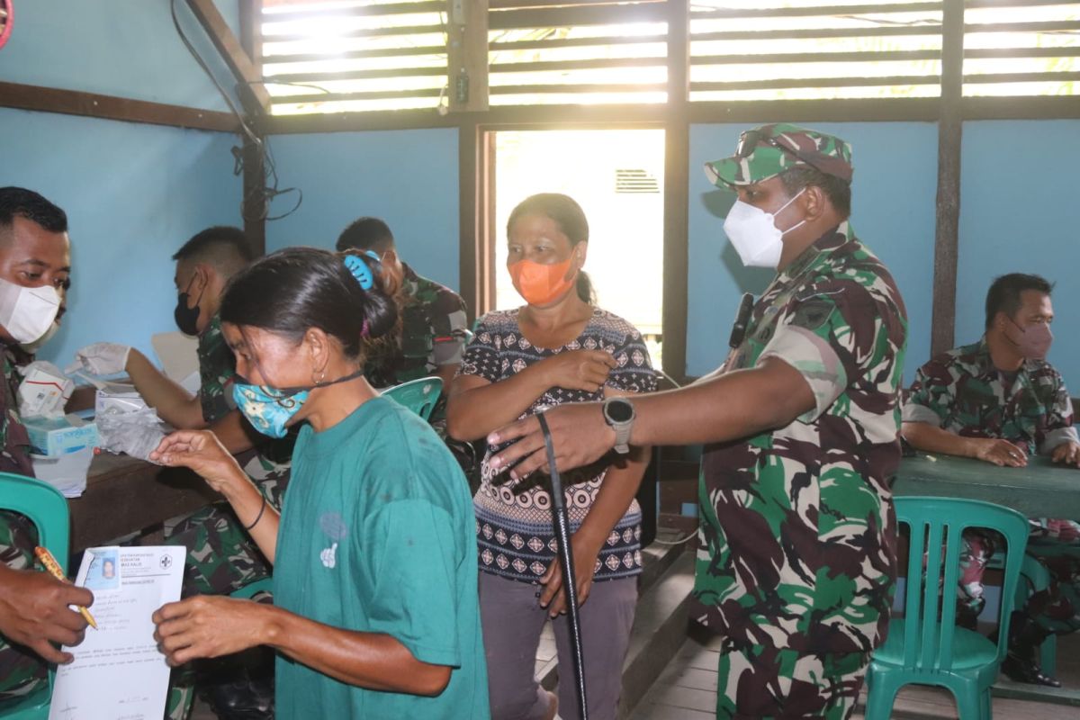 TNI gelar vaksinasi di desa pedalaman Kapuas Hulu Kalbar