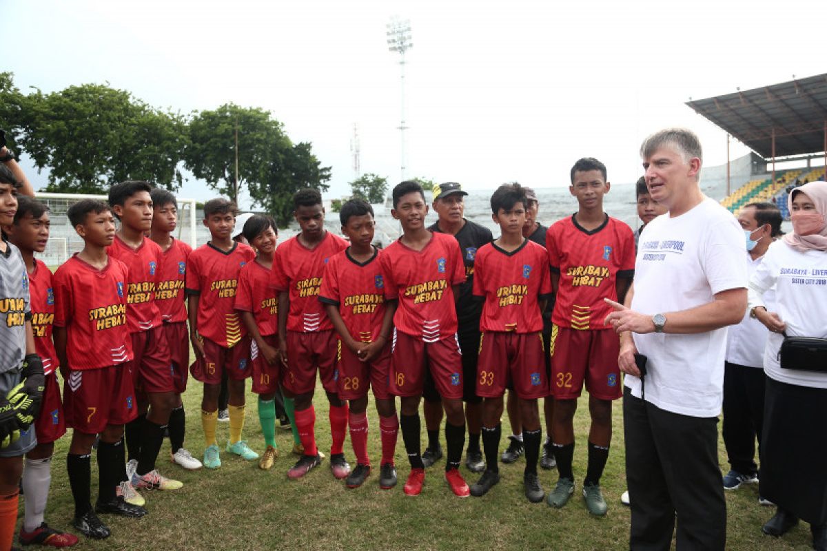 Dubes Inggris tinjau program pengembangan sepak bola di Kota Surabaya