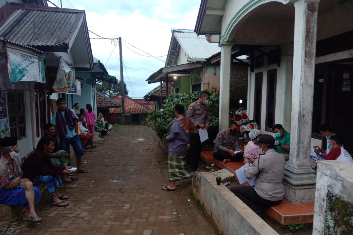 Warga Jagaraksa ikut vaksinasi yang digelar Polsek Muncang