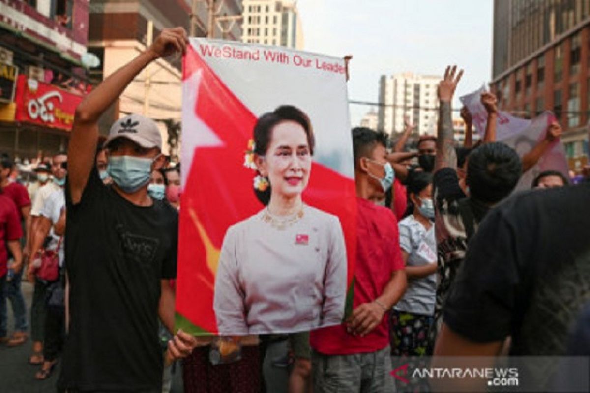 Aung San Suu Kyi dijatuhi hukuman 4 tahun penjara