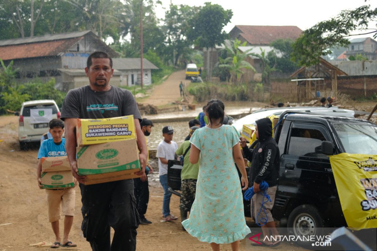 Bantuan bagi korban banjir bandang di Garut Jabar terus berdatangan