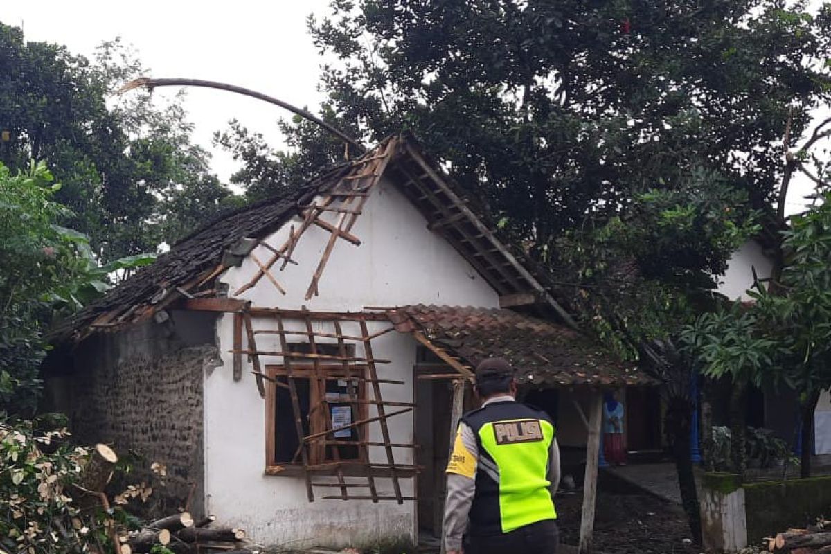 BPBD Kabupaten Kediri serta warga perbaiki rumah warga yang rusak