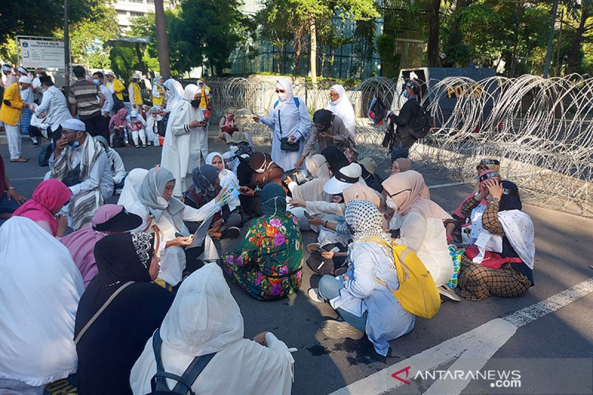 Tak bisa masuk Monas, massa 212 berselawat di kawasan barikade