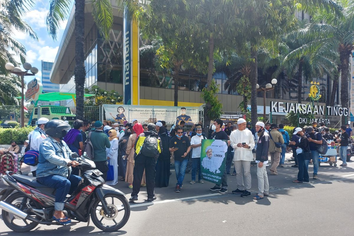 Massa Reuni 212  masih bertahan di Jalan Thamrin dan Kebon Sirih