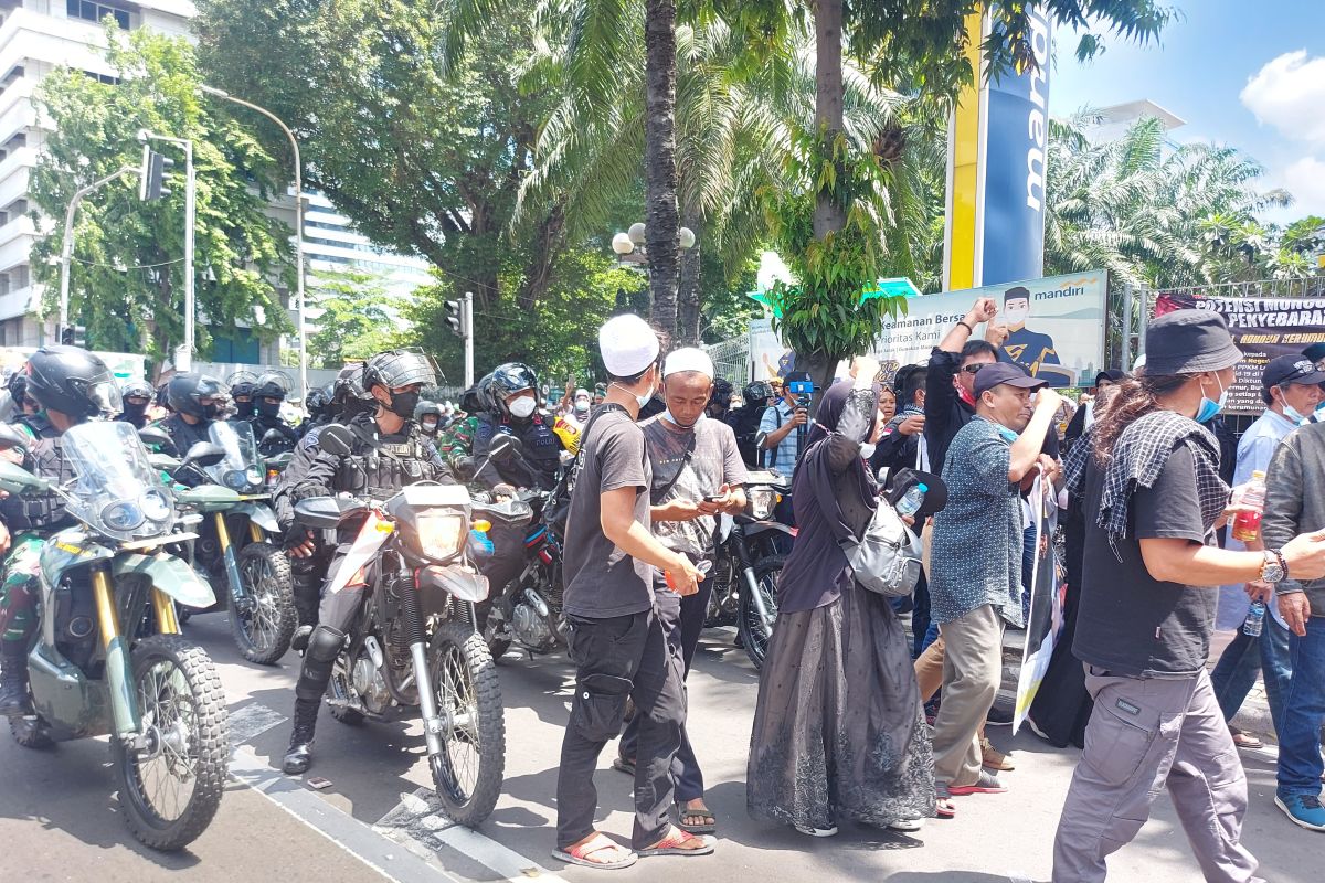 Pasukan motor trail bubarkan massa Reuni 212 di Thamrin