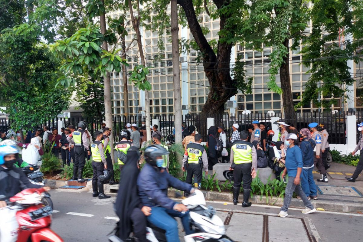 Petugas kepolisian bubarkan massa Reuni 212 di Sarinah