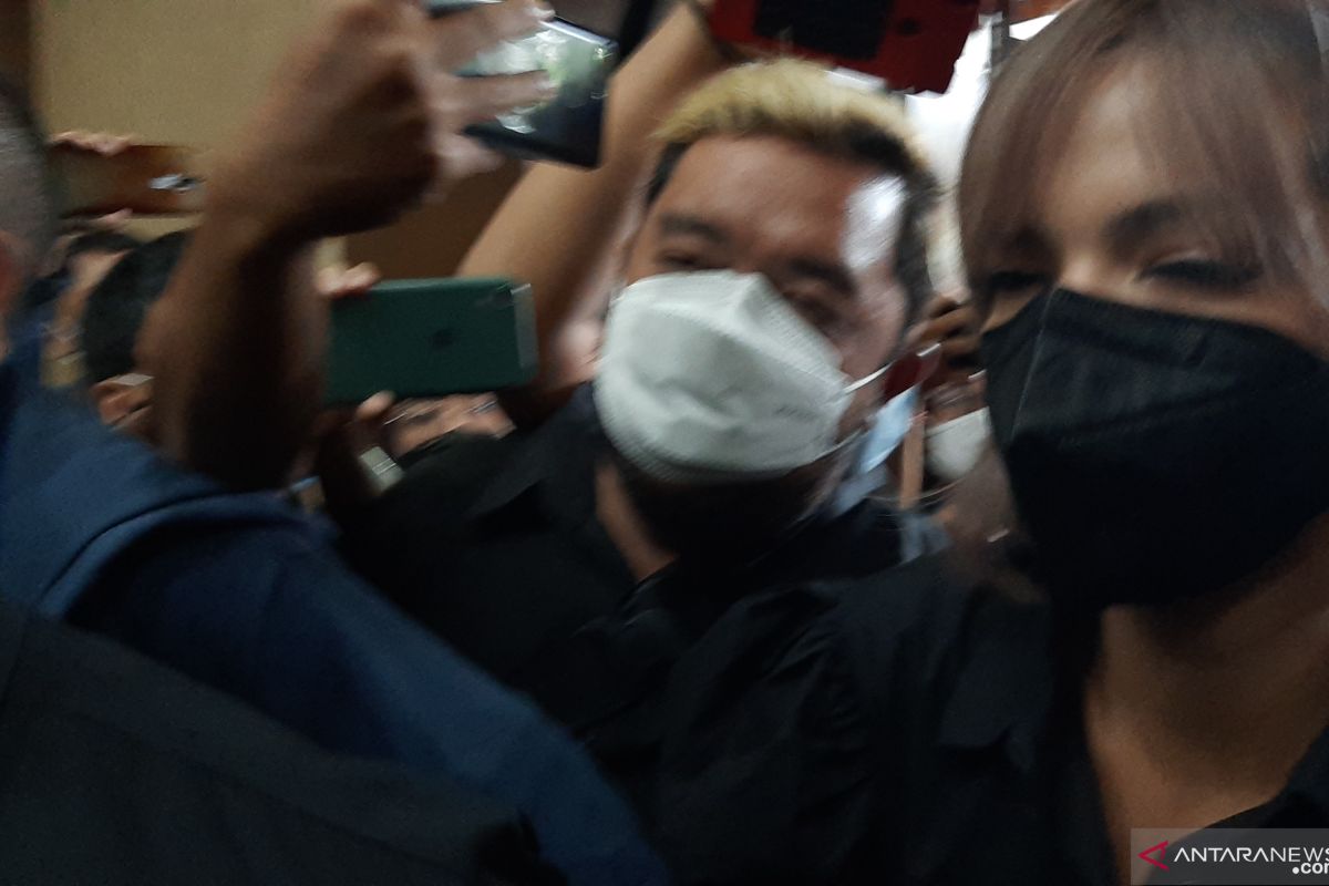 Dikawal 5 orang, Nia Ramadhani bungkam saat datangi PN Jakarta Pusat