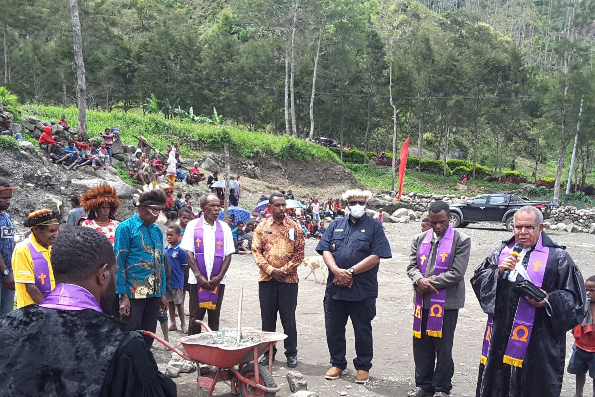 Pemkab Jayawijaya meletakan batu pertama pembangunan gereja Asotipo