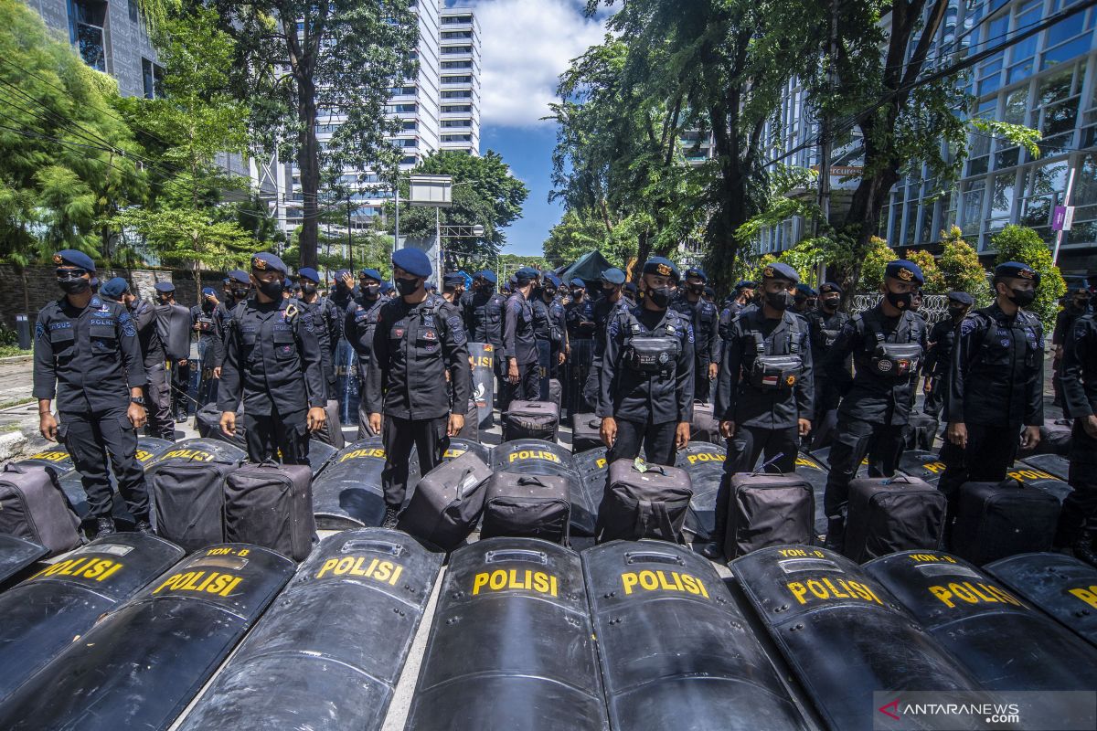 Petugas kepolisian bubarkan massa reuni 212 di Sarinah