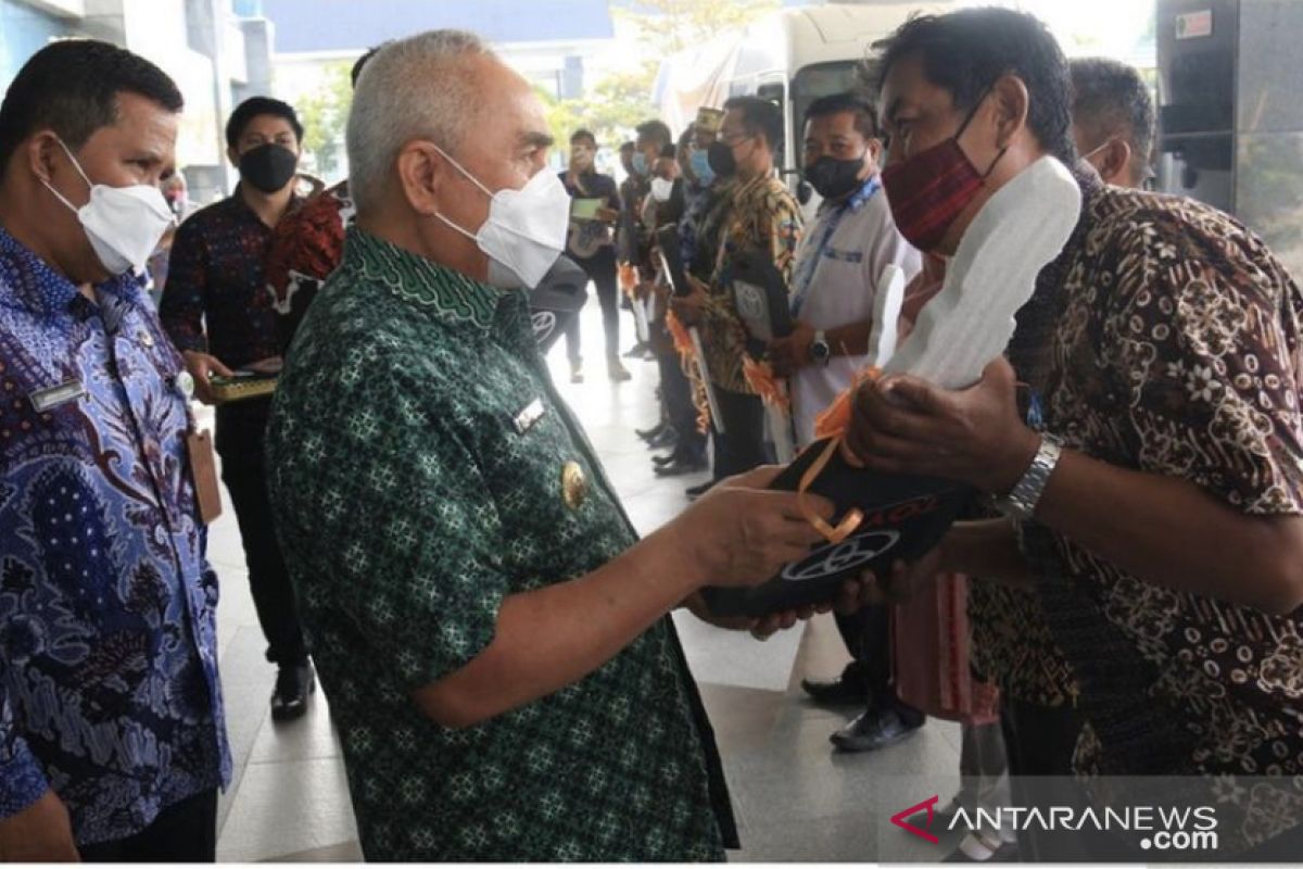 Disdikbud Kaltim serahkan kendaraan untuk pengawas sekolah