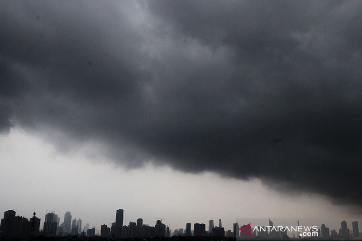 Sebagian wilayah Jabodetabek diguyur hujan Senin hari ini