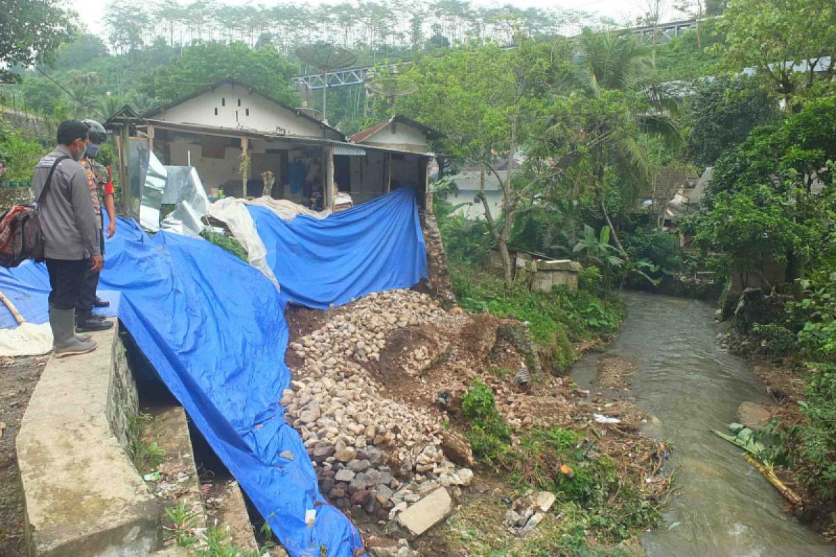 Kompleks perumahan karyawan PTPN XII di Jember terancam longsor