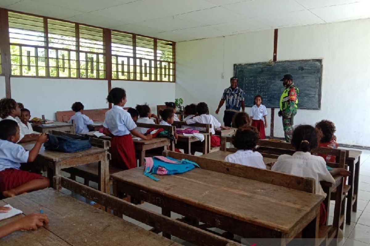 TNI mengajarkan wawasan kebangsaan siswa SD pulau Numfor Biak Papua