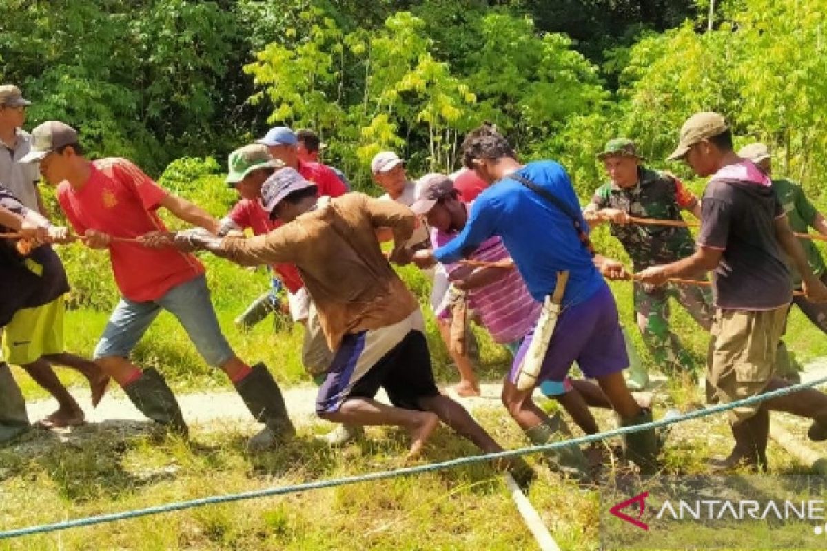 TNI bantu warga Waropen Papua bangun jembatan