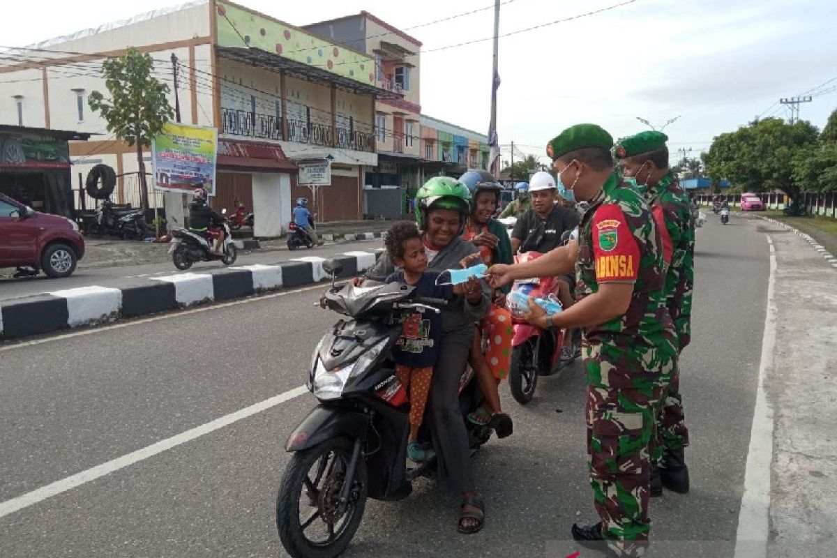 TNI bagikan masker kepada warga di Mimika Papua