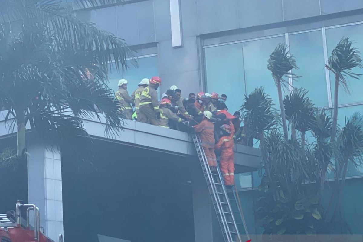 Ratusan personel dikerahkan atasi kebakaran di Gedung Cyber Mampang