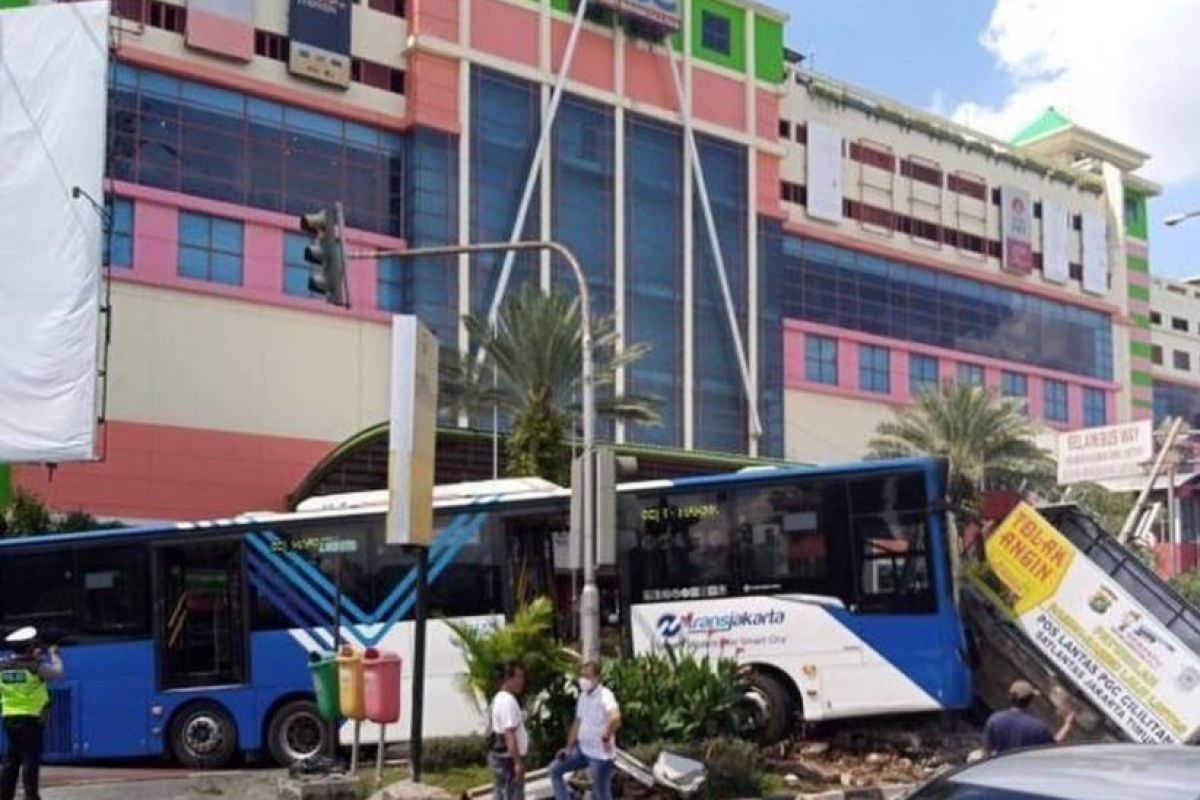 Dongkrak nimpa pedal gas, Bus TransJakarta tabrak pospol di depan PGC