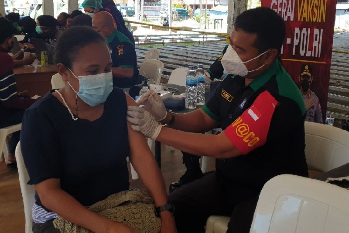 Vaksinator akui sulit vaksinasi warga asli Papua