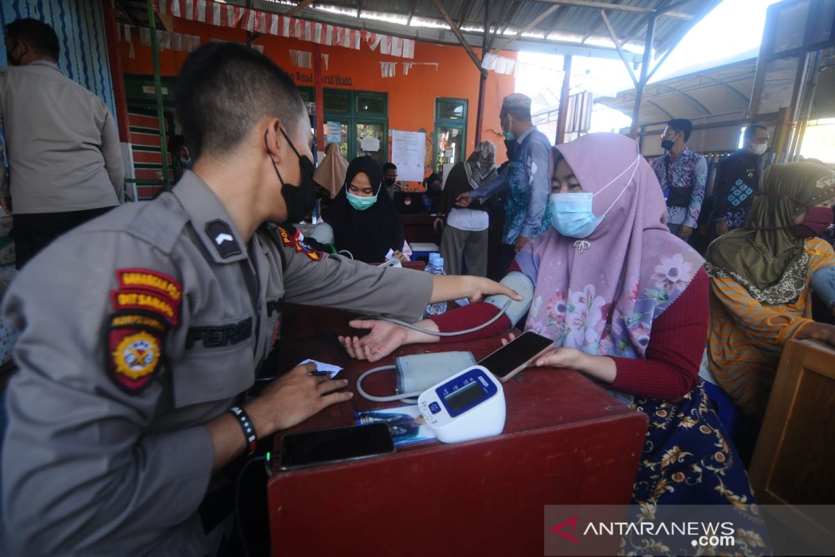 Polda Kalsel vaksinasi 1.307 warga pesisir di pedalaman Aluh-Aluh