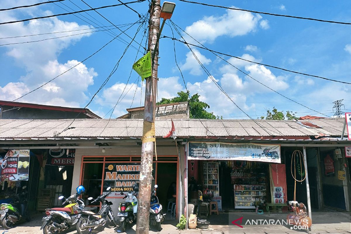 Pemkot Jakbar tindaklanjuti temuan maraknya bendera ormas di Kembangan