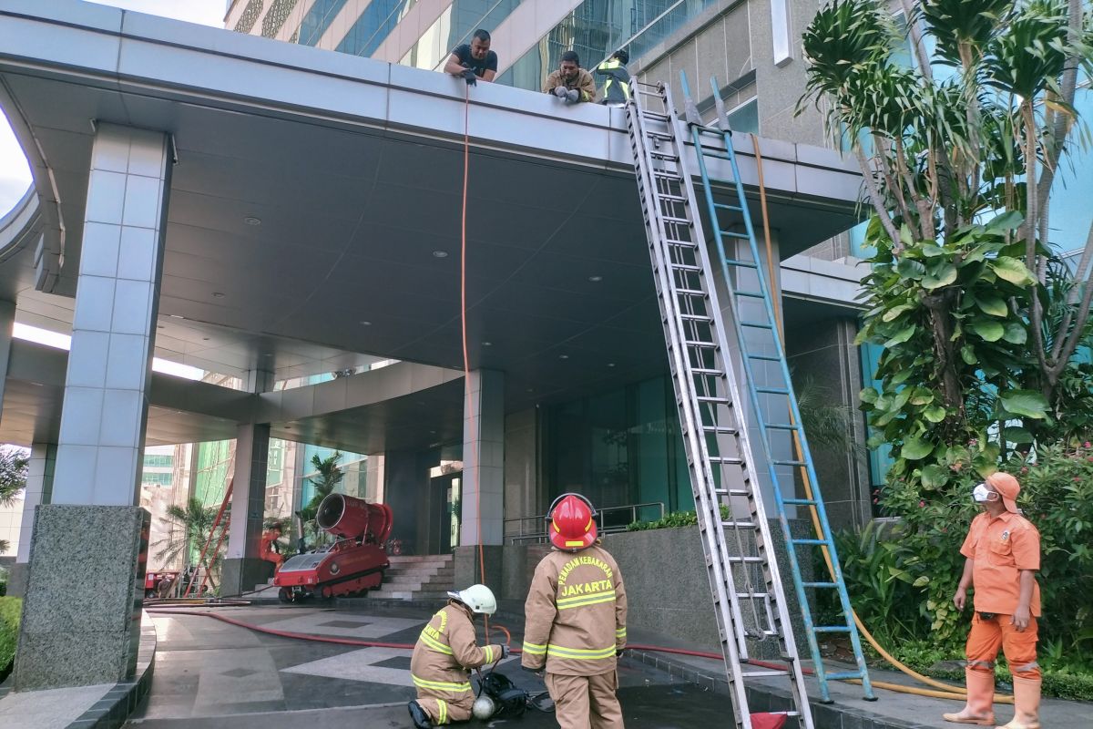 Sebanyak dua orang tewas akibat kebakaran di Gedung Cyber Mampang