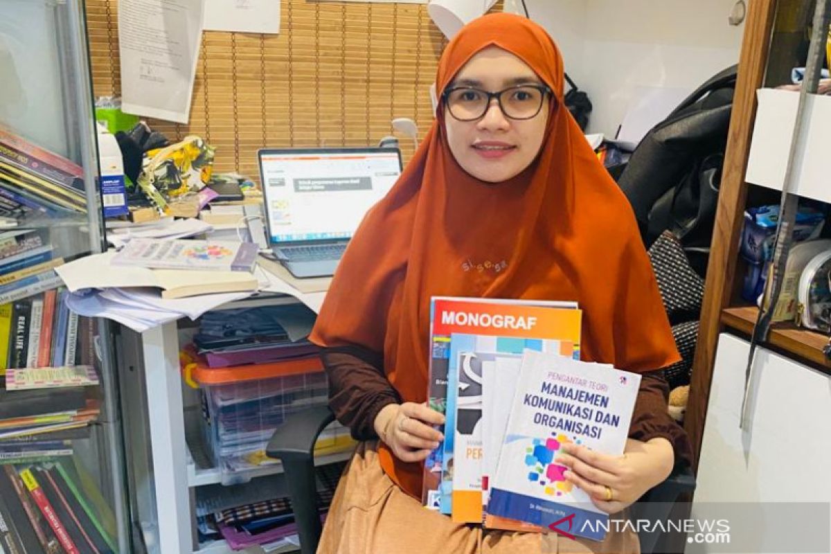 Dr Riinawati MPd dosen produktif terbitkan buku