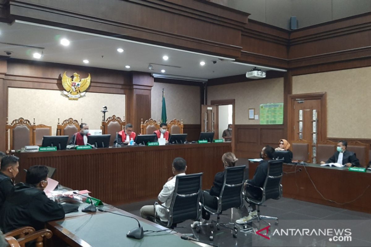 Hakim ingatkan Nia Ramadhani karena telat hadiri sidang