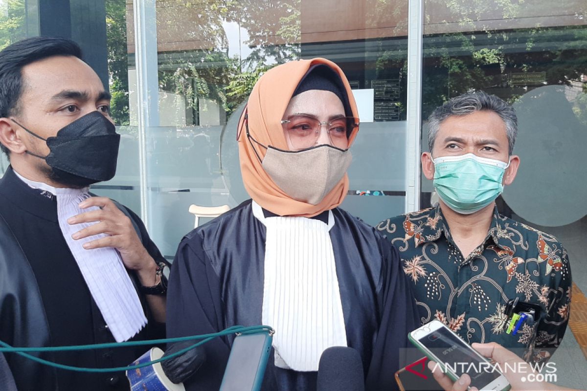 Kuasa hukum Nia Ramadhani bantah ada penggeledahan saat penangkapan