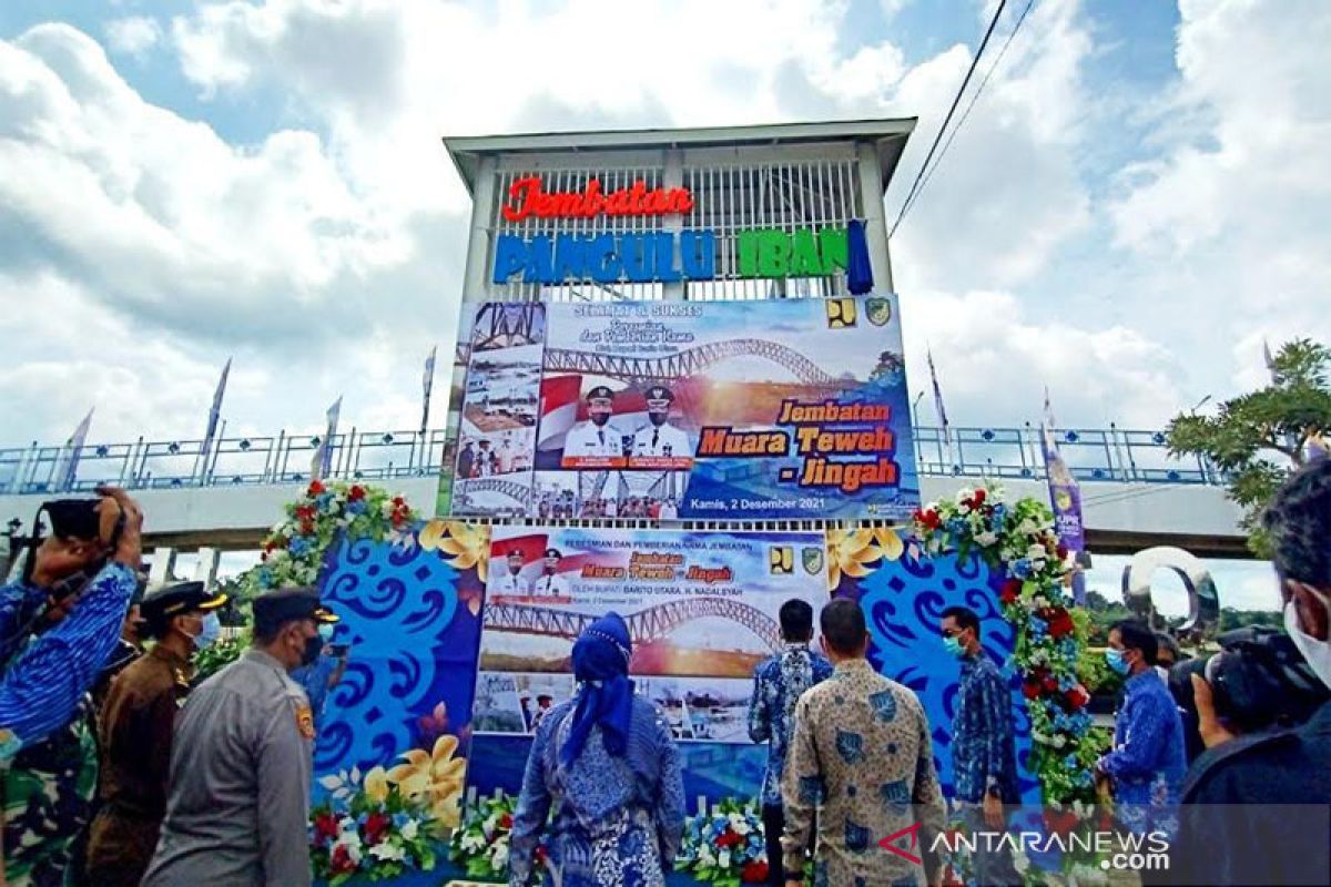 Bupati Barito Utara resmikan dan beri nama Jembatan "Pangulu Iban"