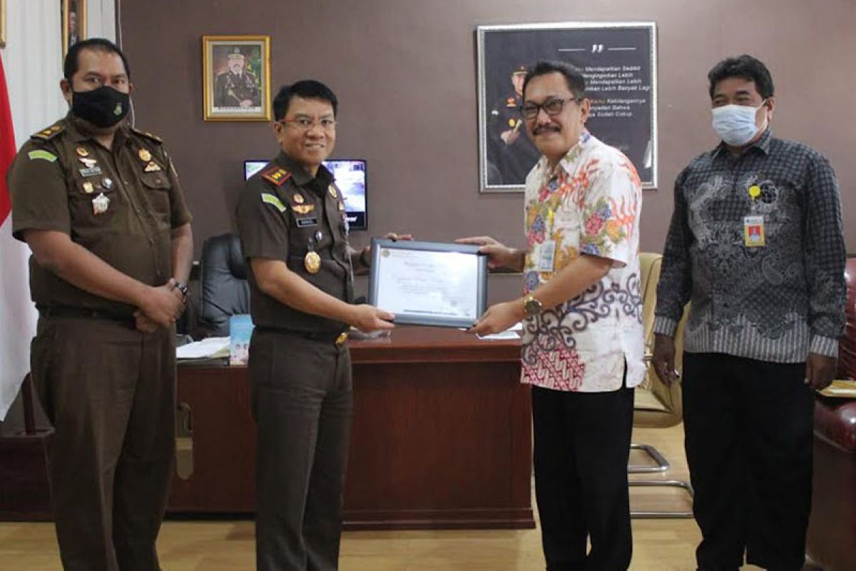 Kejari Bartim terima penghargaan dari BPN