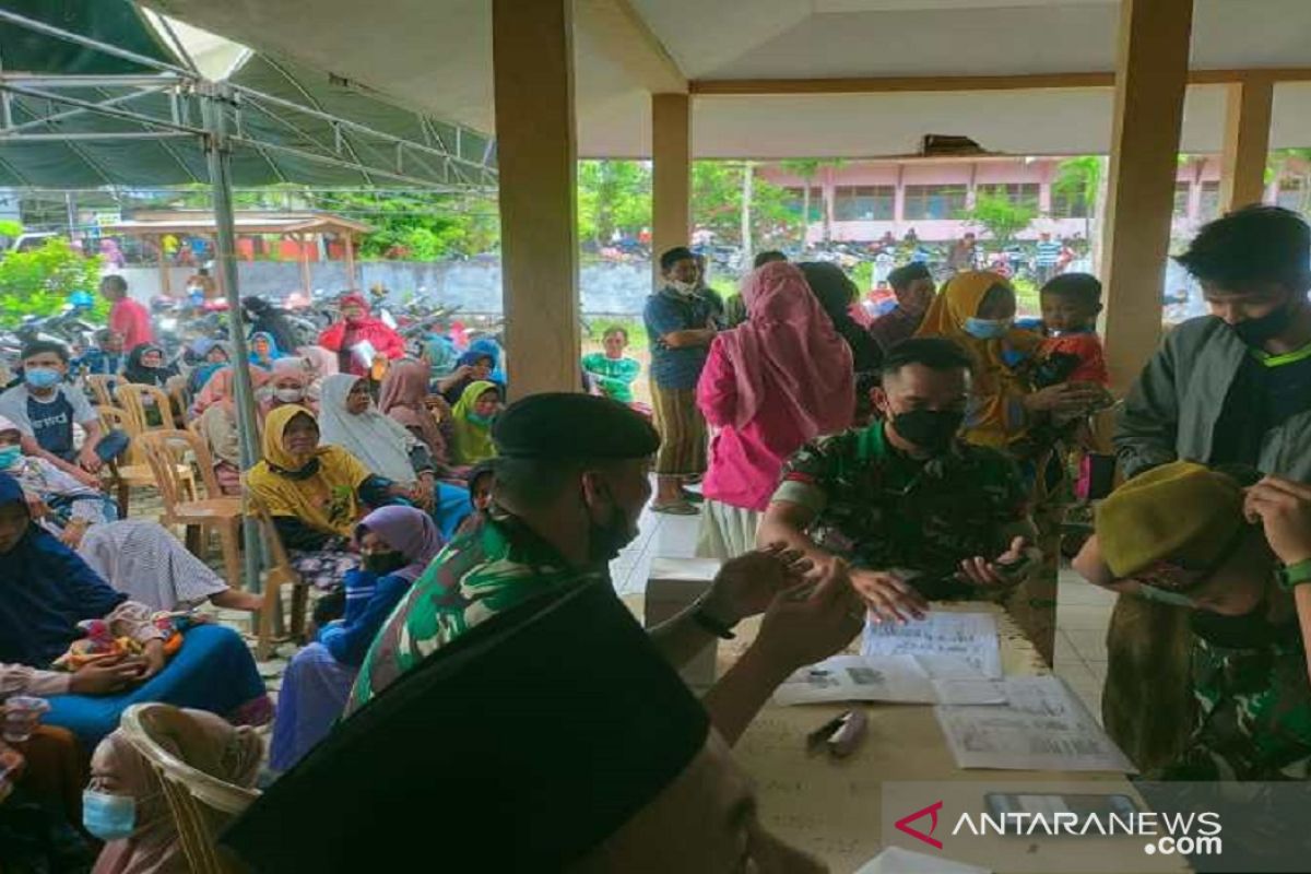 TNI-Polri di Pamekasan lanjutkan vaksinasi COVID-19 ke desa-desa