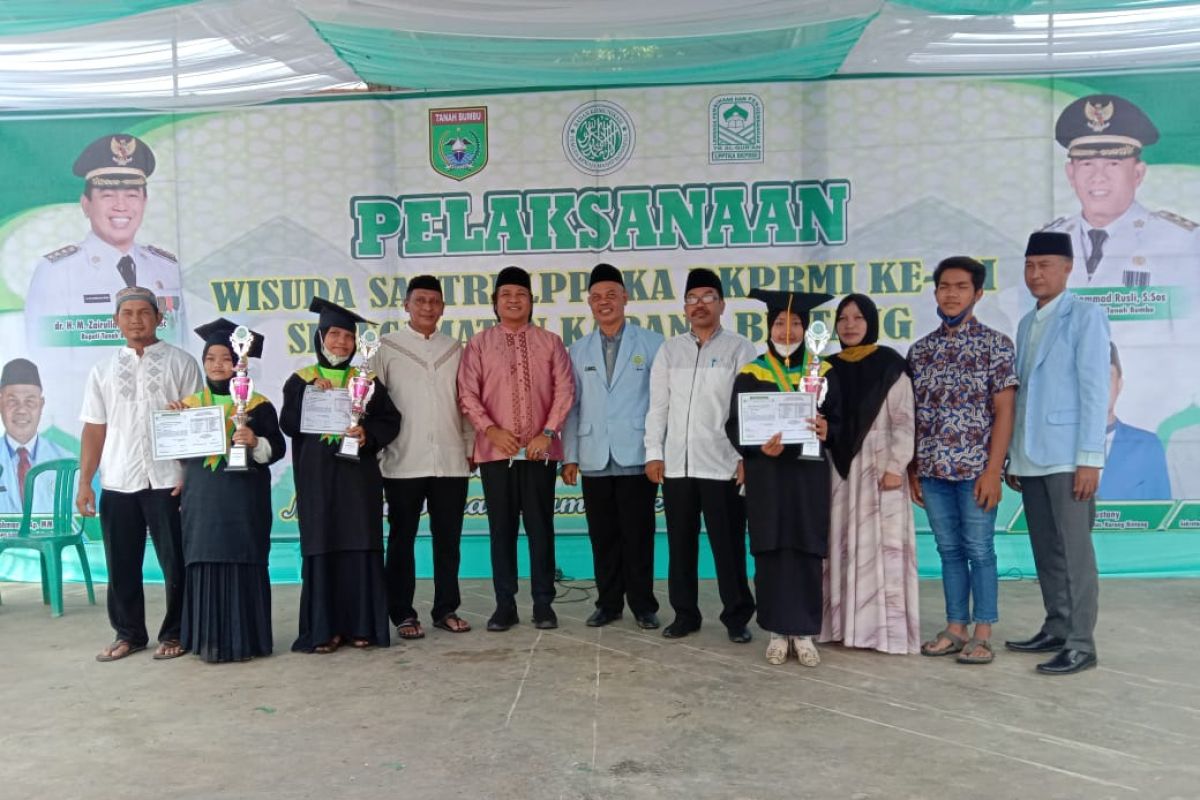 Tanah Bumbu Wisuda 79 santri di Kecamatan Karang Bintang