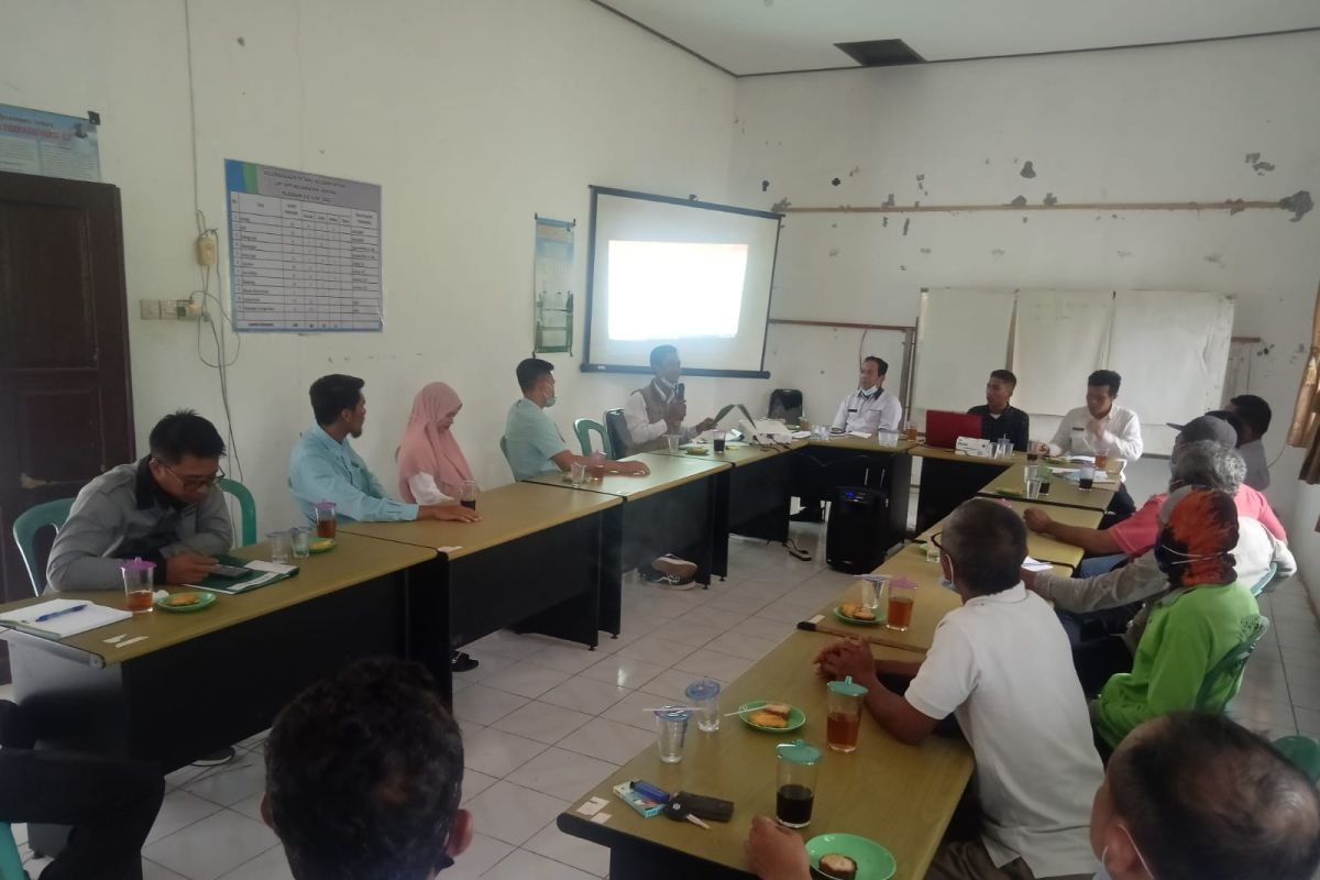 Distanhorbun Tanah Laut gelar bimtek pemanfaatan lidi dari pelepah daun sawit