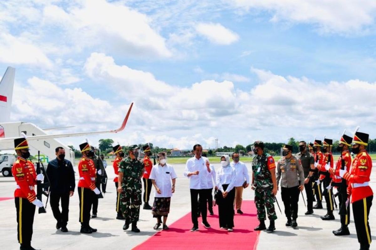 Presiden RI Joko Widodo tiba di Bali disambut pasukan jajar kehormatan