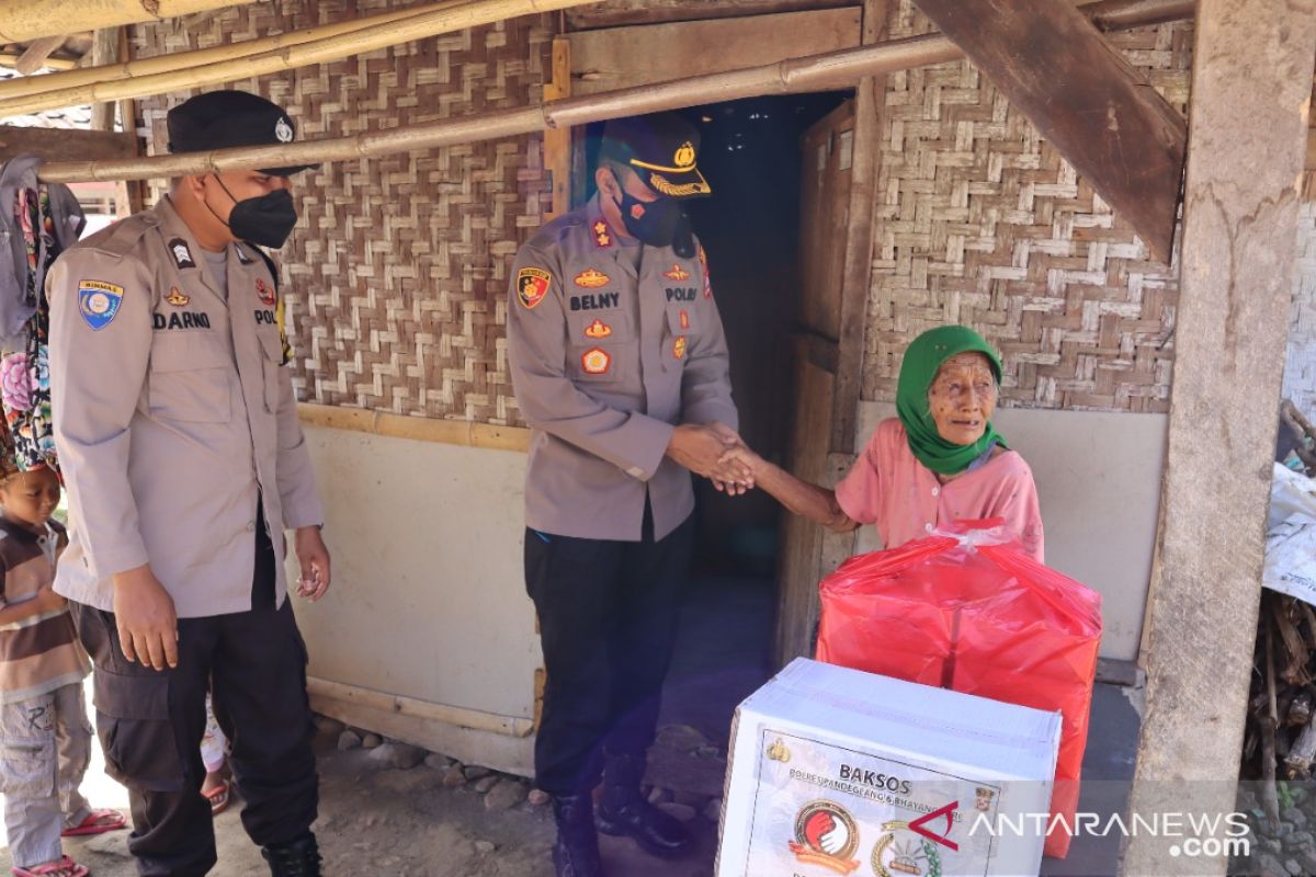 Kapolres Pandeglang salurkan bantuan pada warga jompo