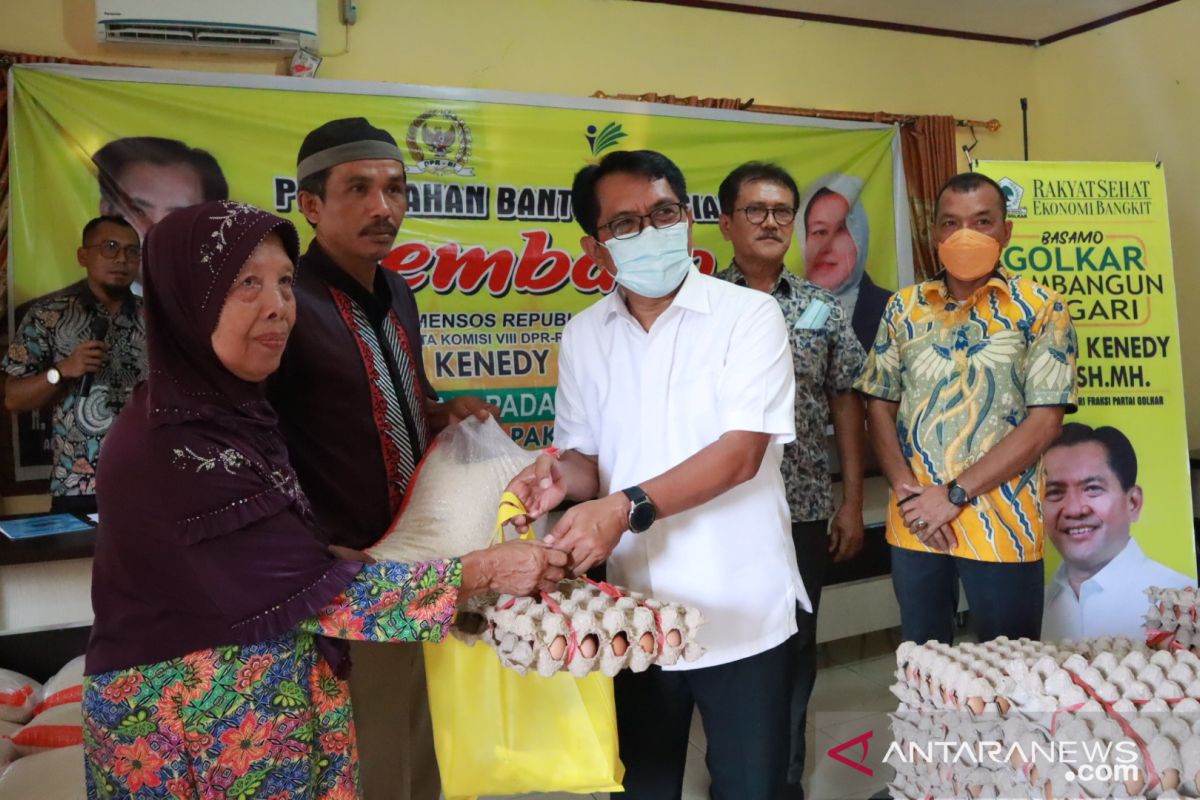 500 paket bantuan sembako Kemensos RI disalurkan legislator di Padang Pariaman