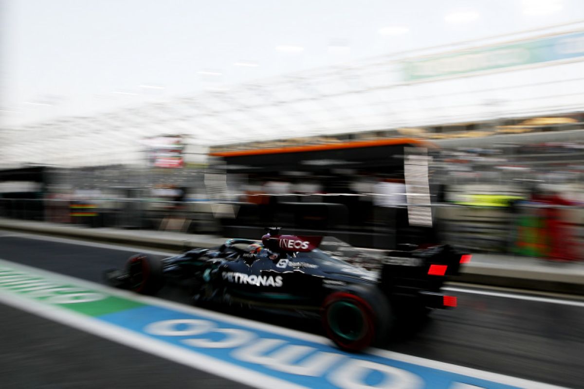 Hamilton tercepat pada sesi latihan bebas pertama  Grand Prix Arab Saudi
