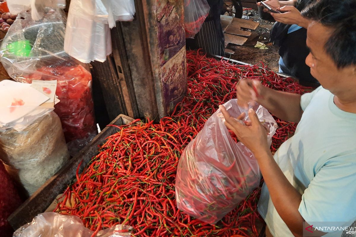 Harga sejumlah kebutuhan pokok di Pasar Pariaman berfluktuasi