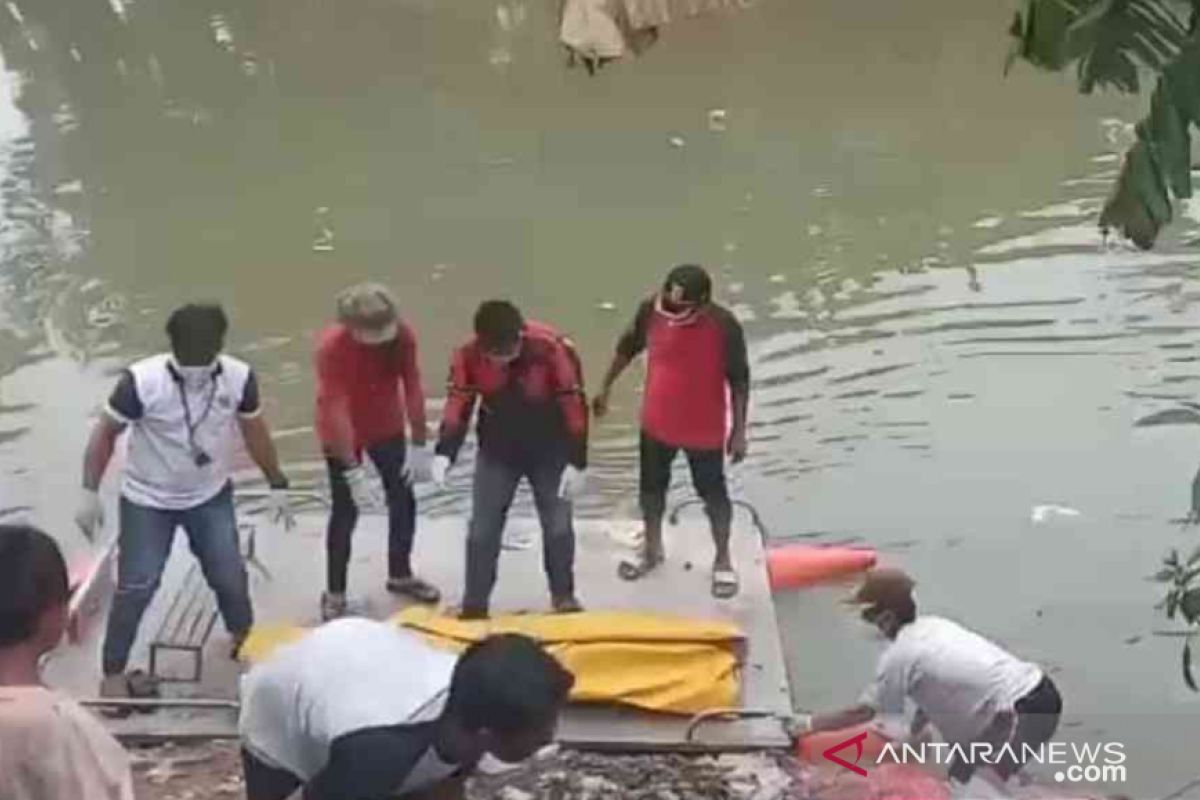 Warga Bekasi heboh mayat mengambang di Kali CBL