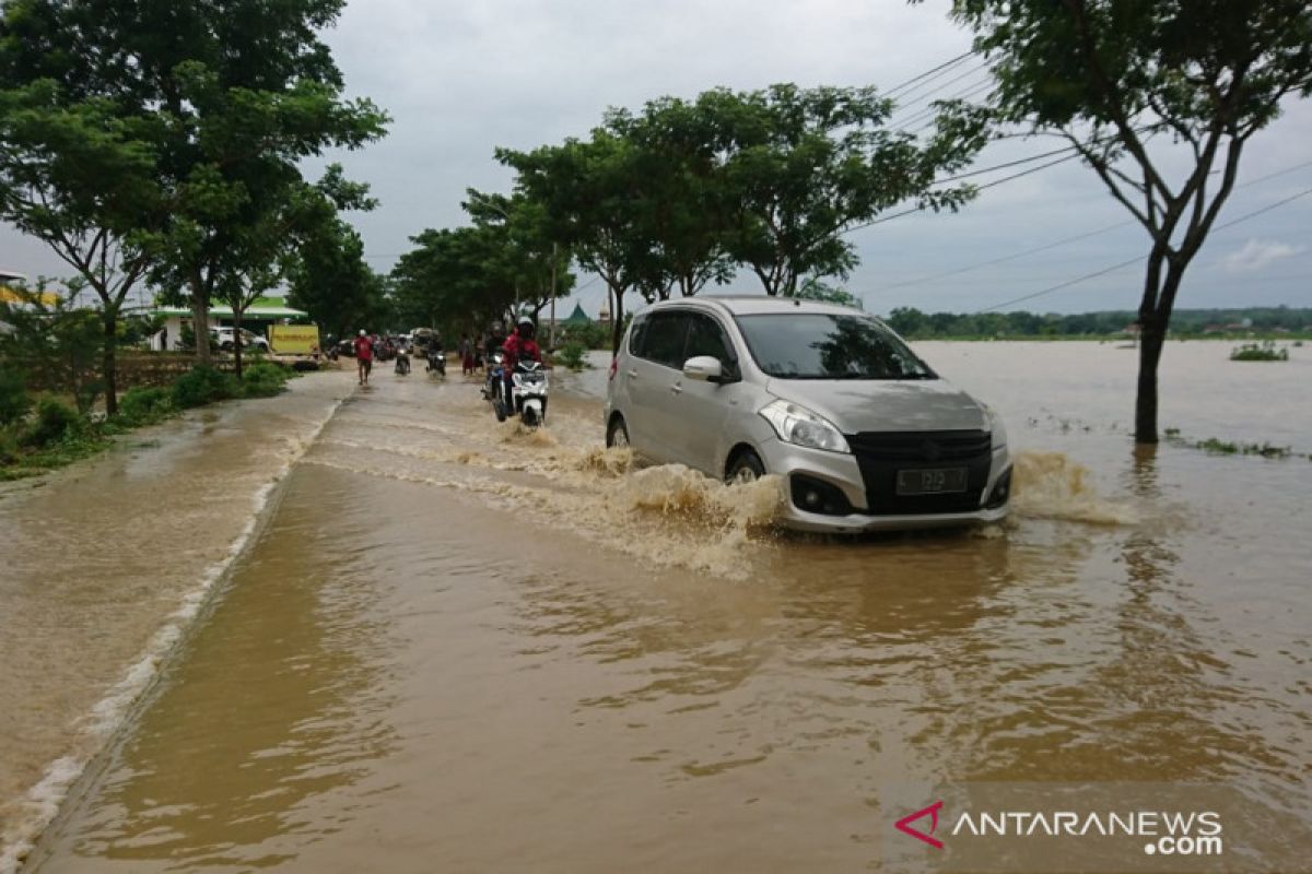 Jalan nasional penghubung Sampang-Bangkalan tergenang banjir.