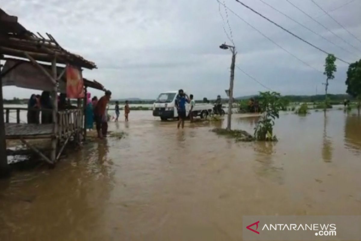 Pemkab Sampang salurkan bantuan tanggap darurat kepada korban banjir