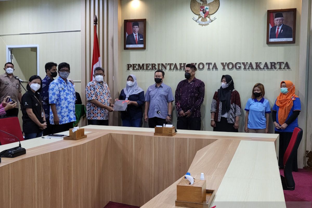 Buruh pabrik rokok warga Yogyakarta terima BLT dari cukai tembakau