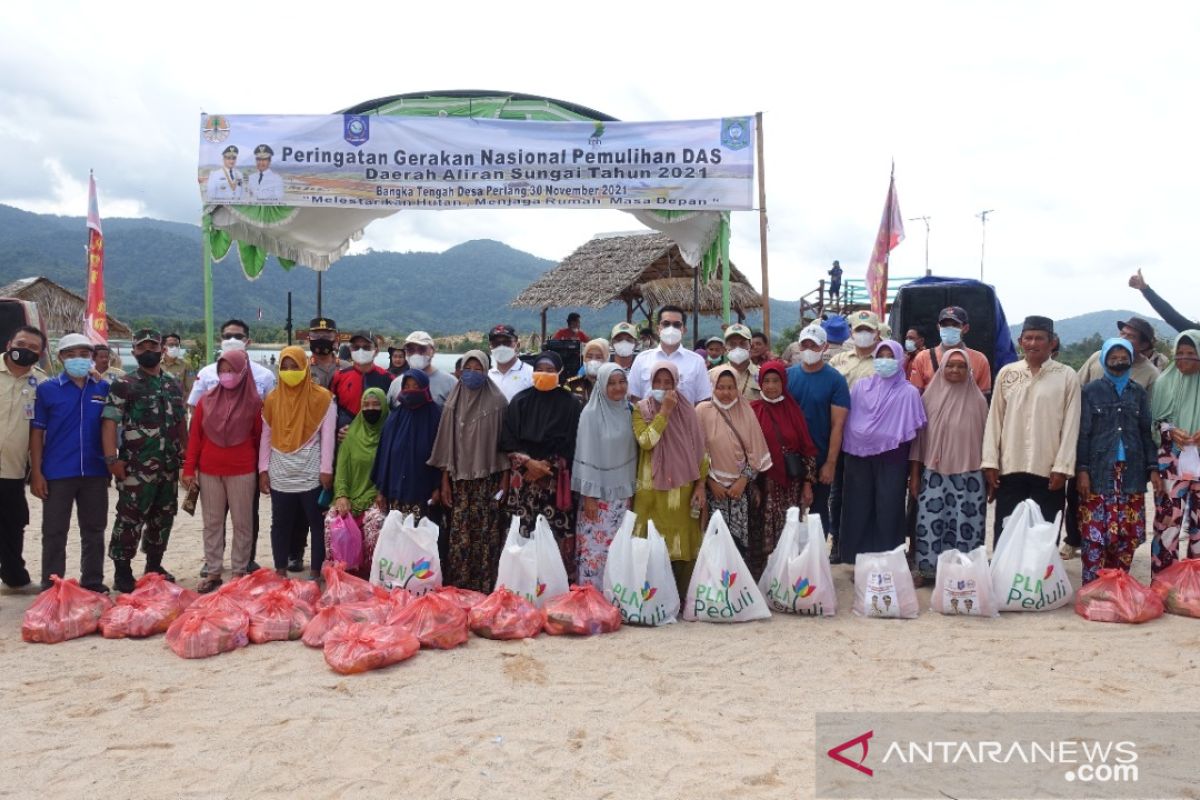 Peringati HKSN, GM PLN UIW Babel serahkan bantuan 300 paket sembako