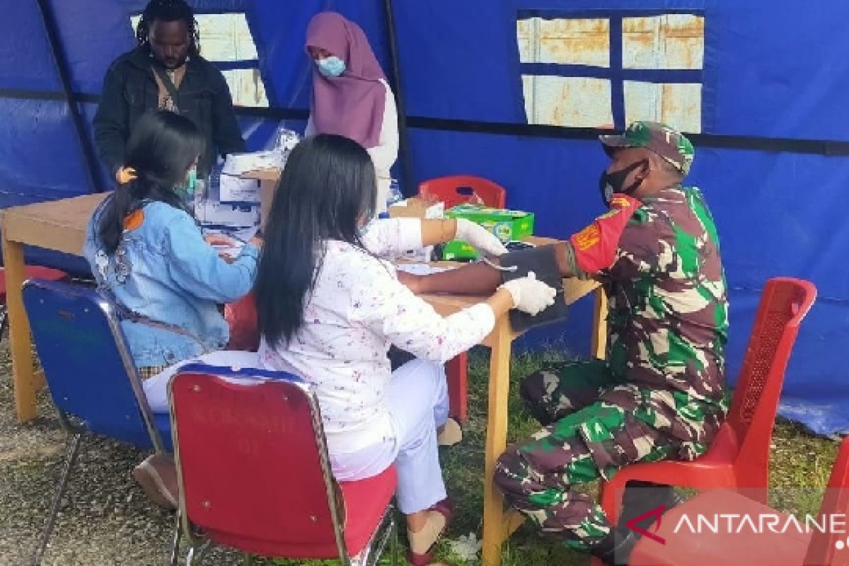 TNI dukung pelayanan tes HIV dan vaksinasi COVID-19 di Paniai Papua